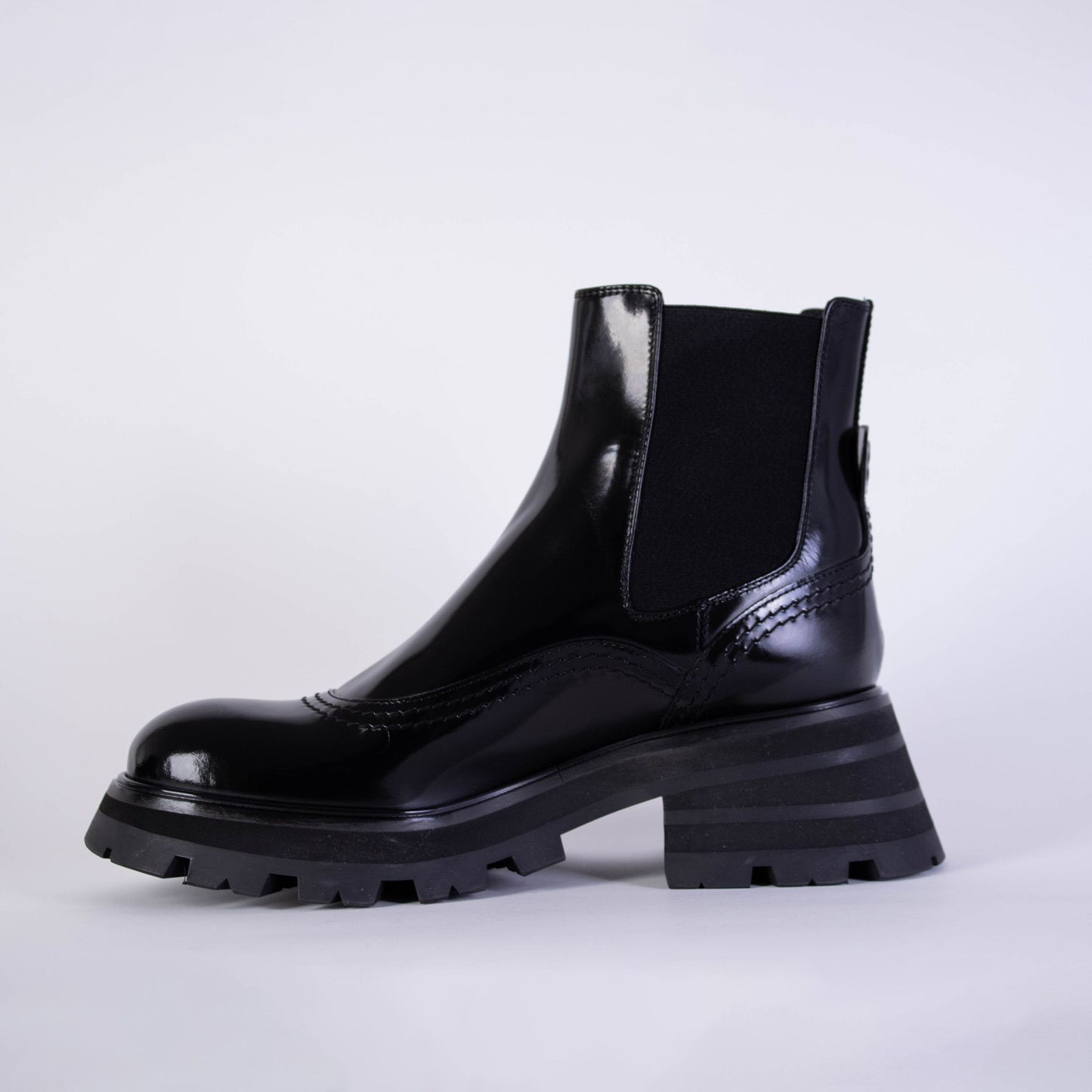 Alexander McQueen Elegant Chelsea Leather Boots