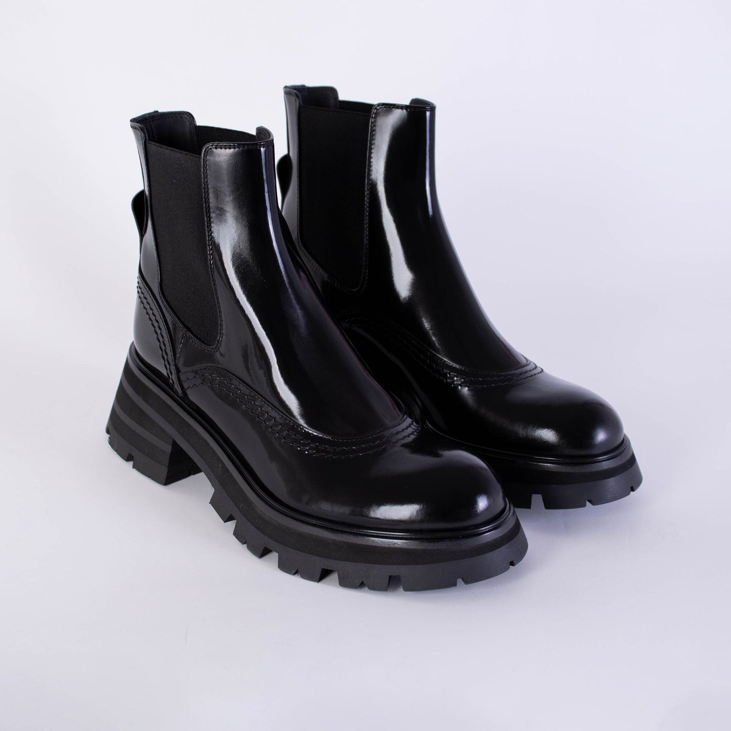 Alexander McQueen Elegant Chelsea Leather Boots