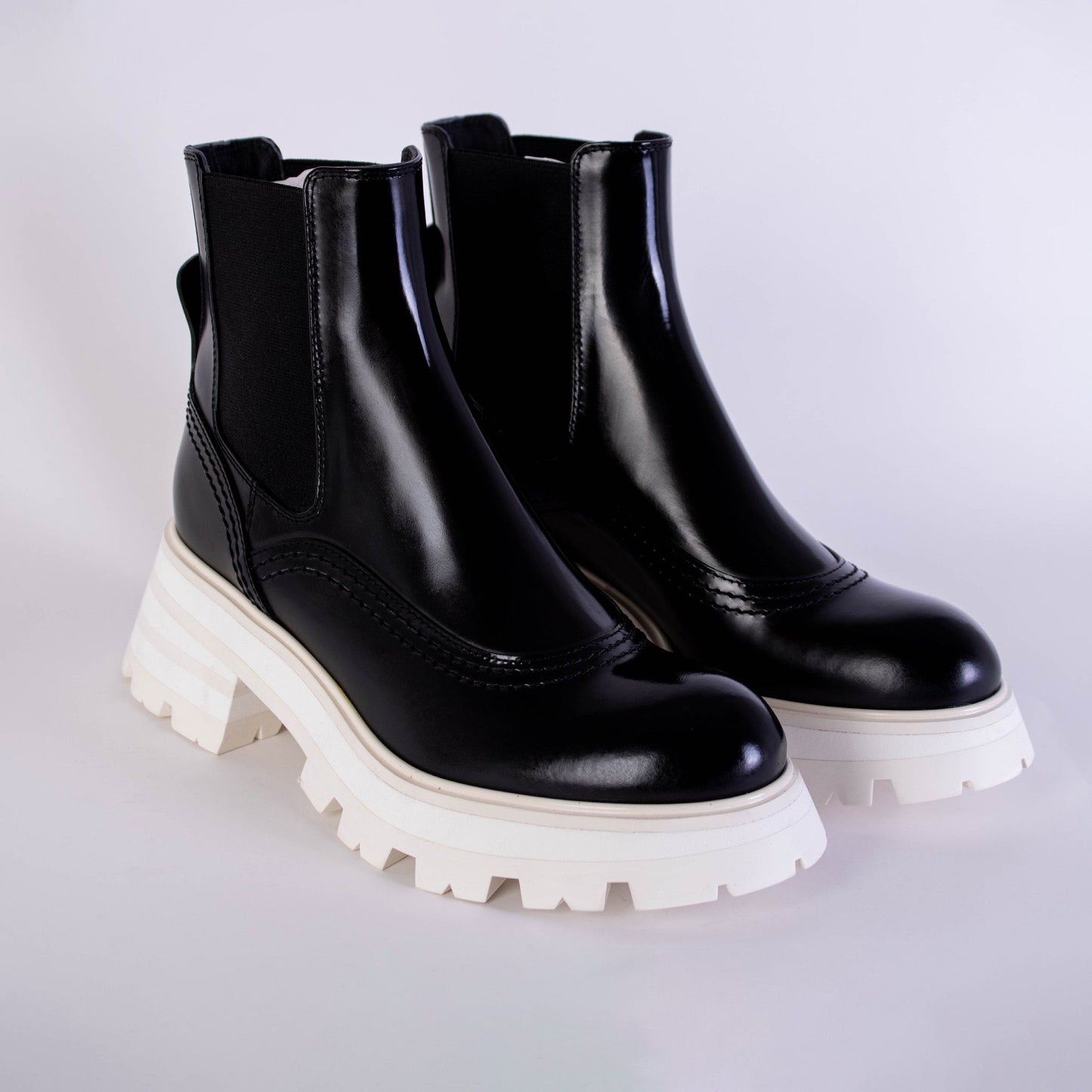 Alexander McQueen Elegant Leather Chelsea Boots with Flared Sole